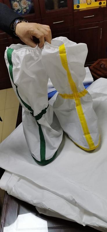 青島三元色服裝臨危受命為前線醫護研發防護靴套